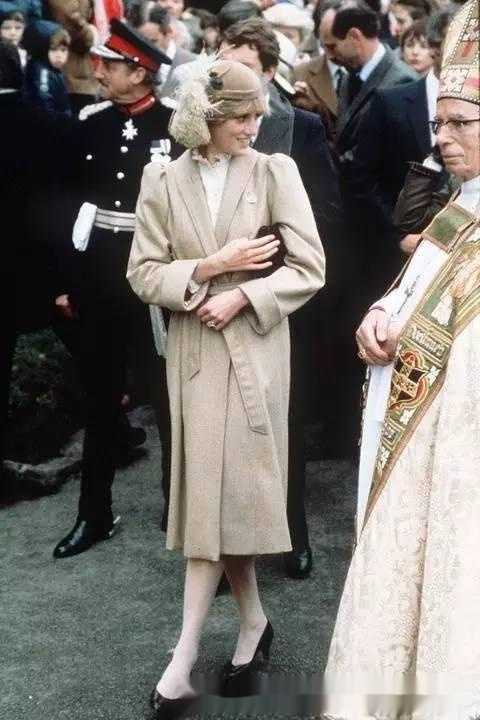 凯特王妃向婆婆戴安娜王妃致敬,穿大衣戴礼帽优雅贵气