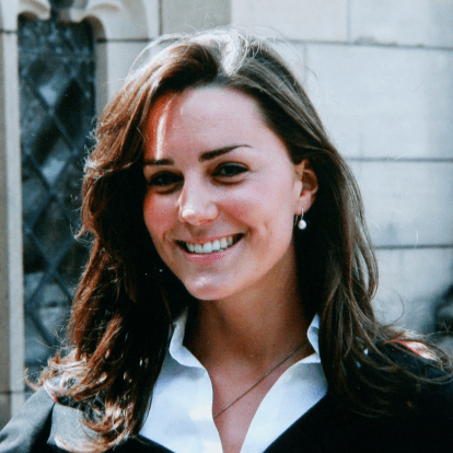 原创凯特王妃学生照曝光穿蓝布裙看着好心动扎丸子头婴儿肥显稚嫩