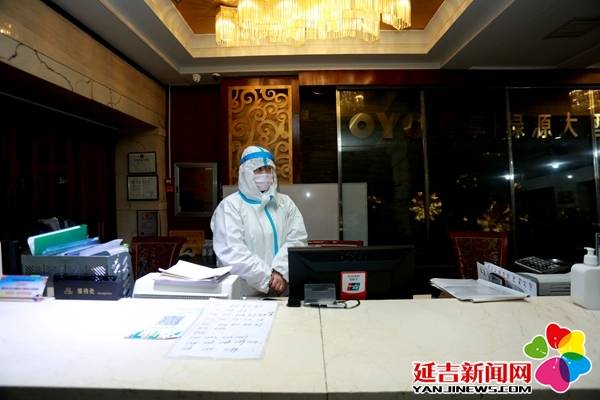 在集中隔离酒店调研 李军广 摄在进学街道向阳社区,洪庆认真察看居家