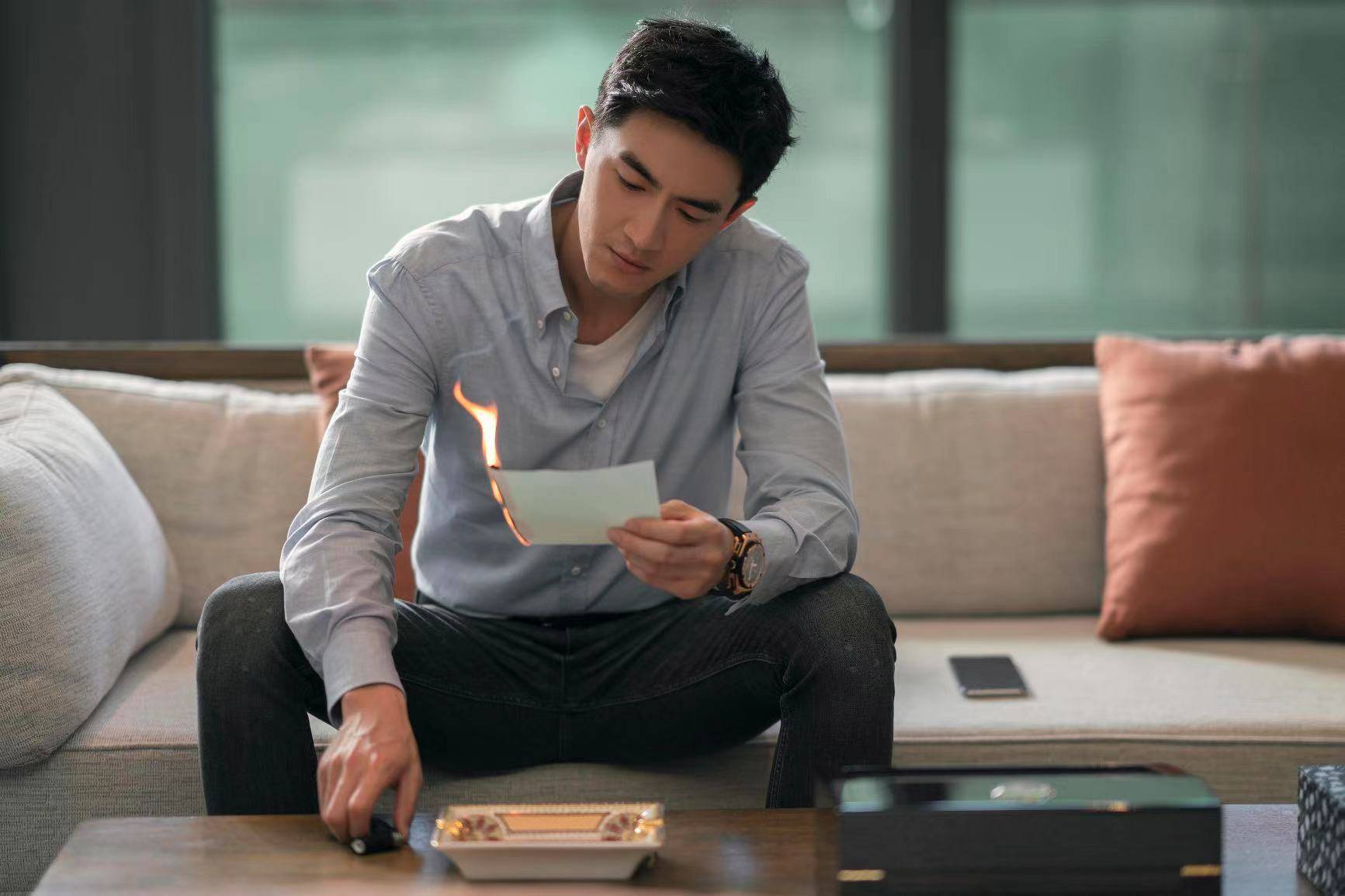 相遇别离央八火热播出 严谨出场再创剧集新高