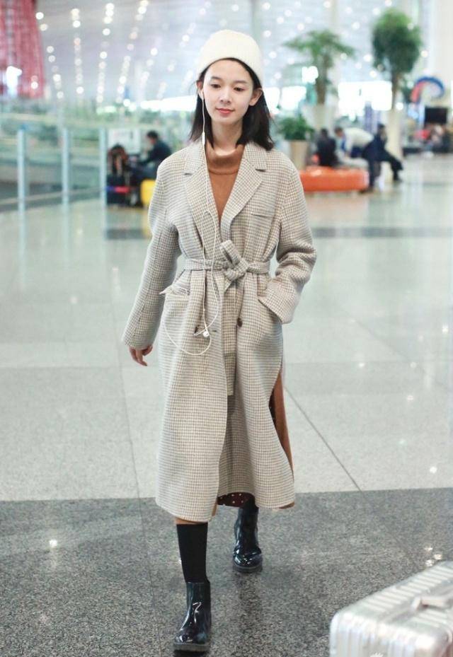 明星穿搭盘点陈瑶穿搭米色格子大衣内搭棕色毛衣