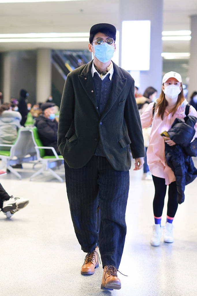 袁弘复古西装配圆眼镜单手插兜身材发福壮如牛