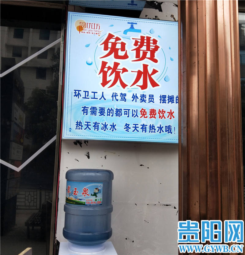 门口右侧设置了一台饮水机,还准备有许多一次性水杯,供喝