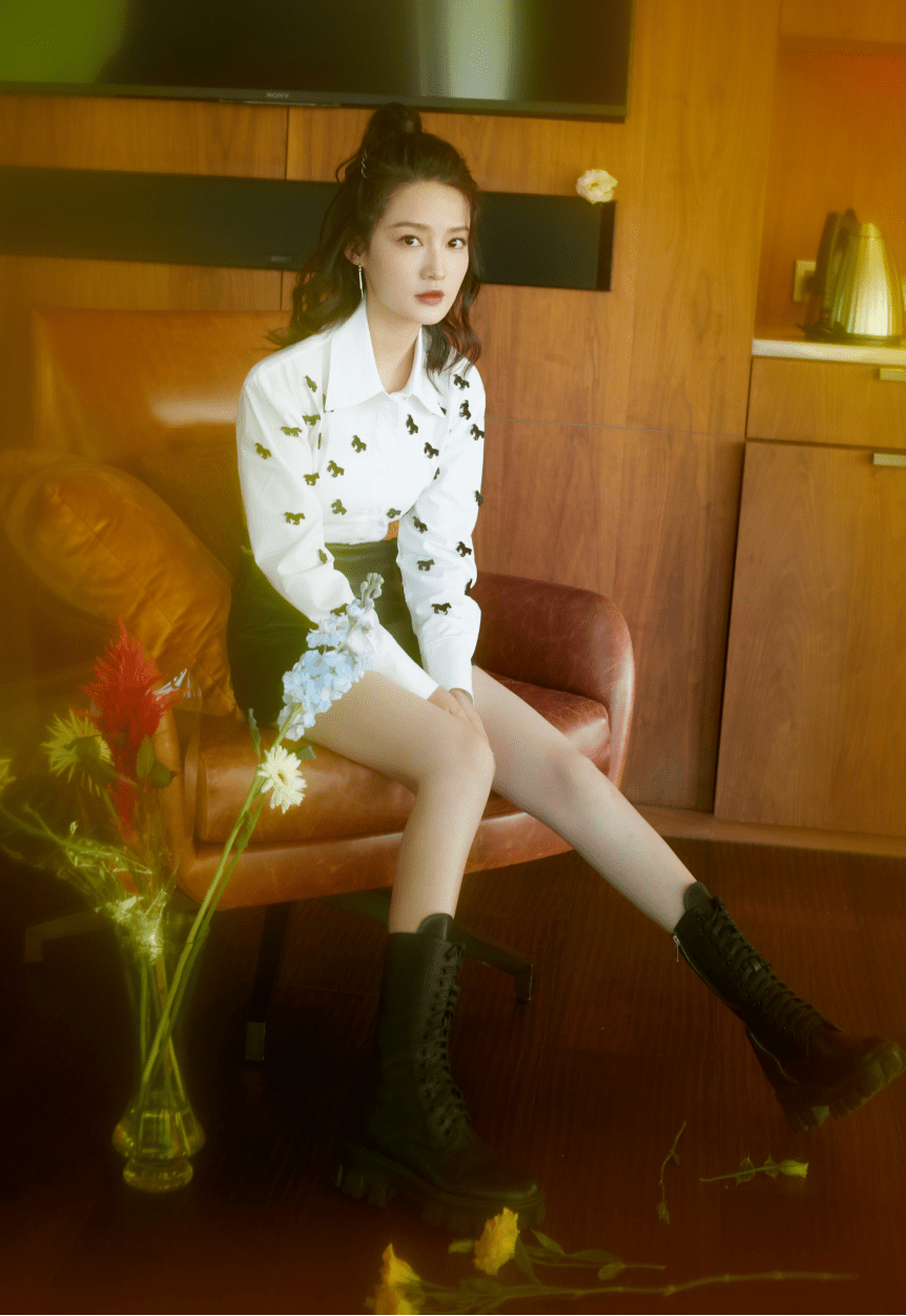 李沁的小细腿太适合穿短裙了露脐衬衫配皮裙小蛮腰大长腿绝了