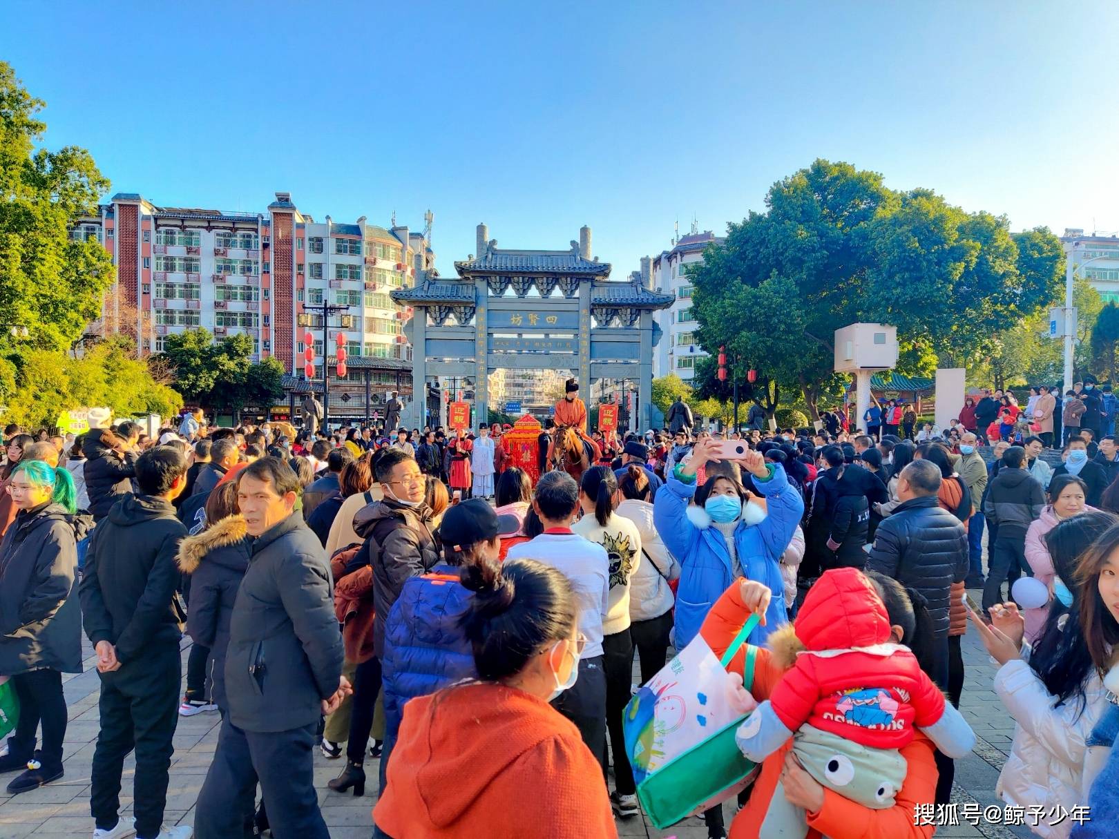 鲸予少年江西赣州人潮拥挤的江南宋城旅游热门打卡地