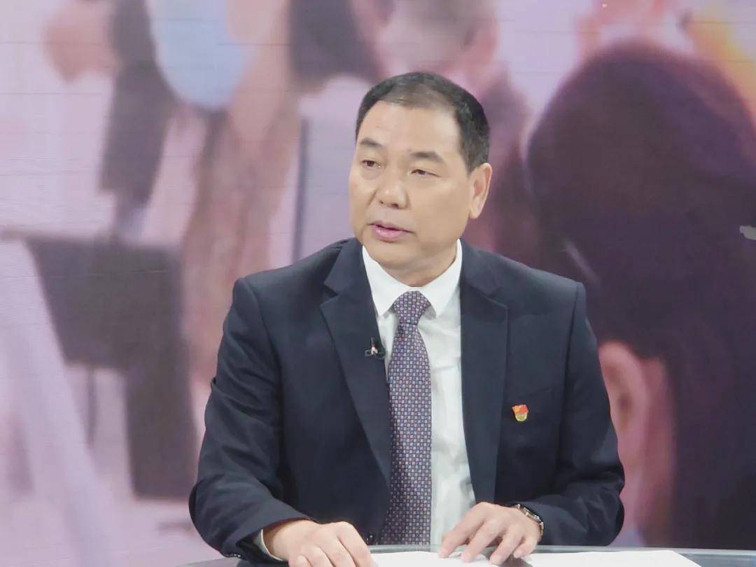 (中)嘉宾:云南省人力资源和社会保障厅副厅长 宣 程 (右一)嘉宾:云南