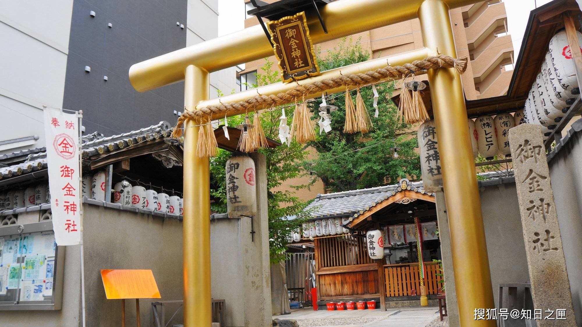 京都的黄金鸟居从里到外都贴金祈求带来财运的御金神社