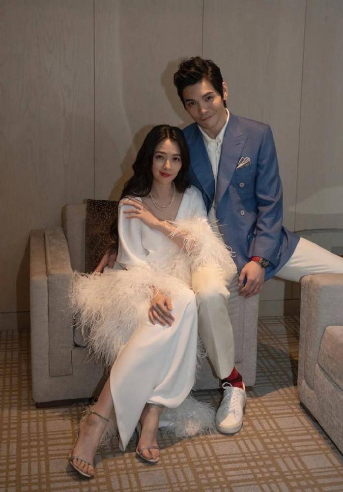 向佐郭碧婷为女儿举办百日宴,许多大人物到来,小奶皇的脸和名字首先