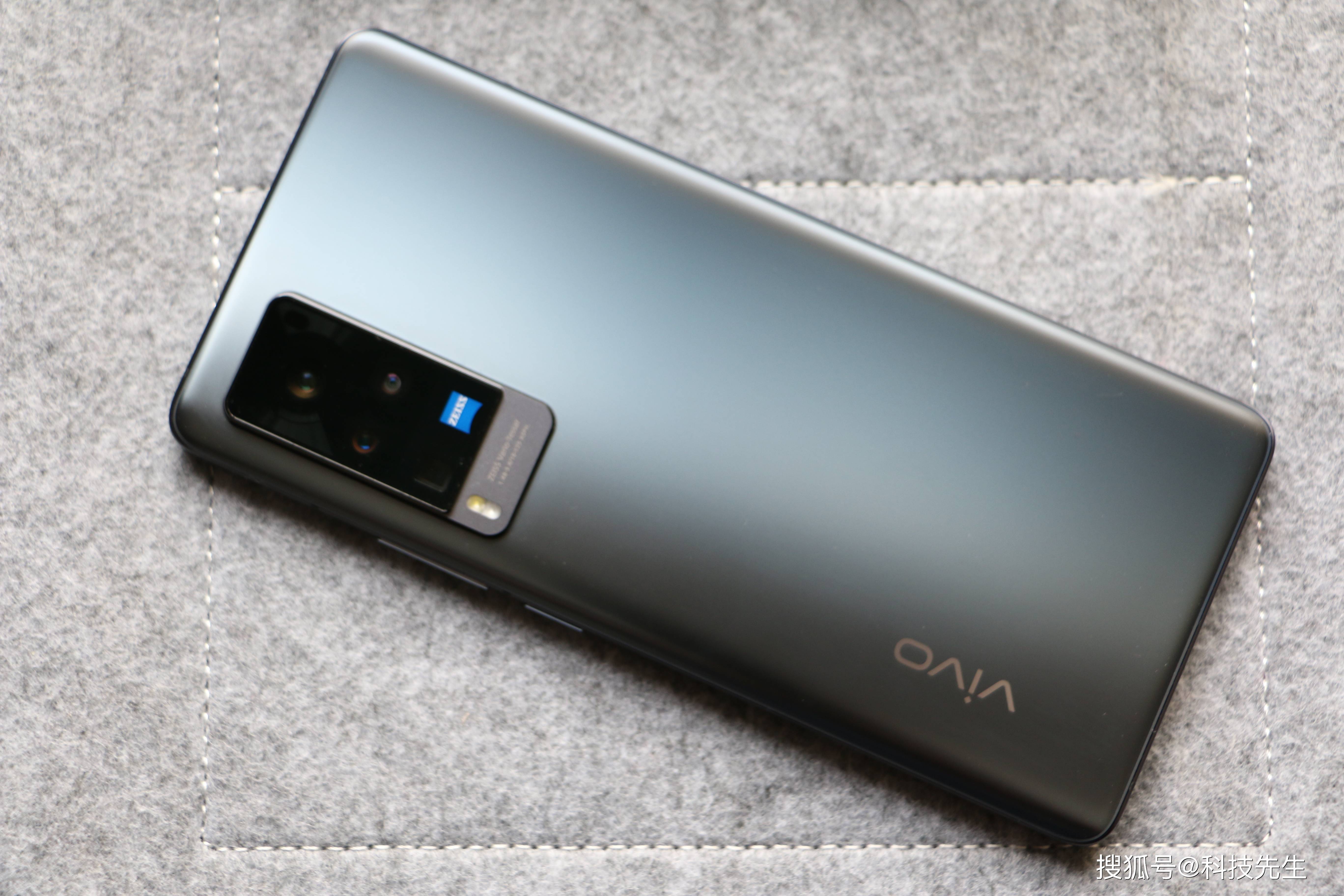 用户也能清晰看到vivo x60 pro屏幕上显示的文字和图片