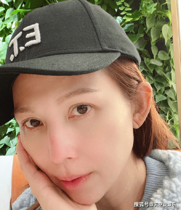 蔡少芬素颜出镜超自信,久违晒母女合照,"皇后娘娘"也老了