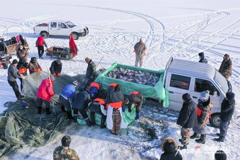 “踏雪寻鱼” 感受新疆冰雪的另一种方式