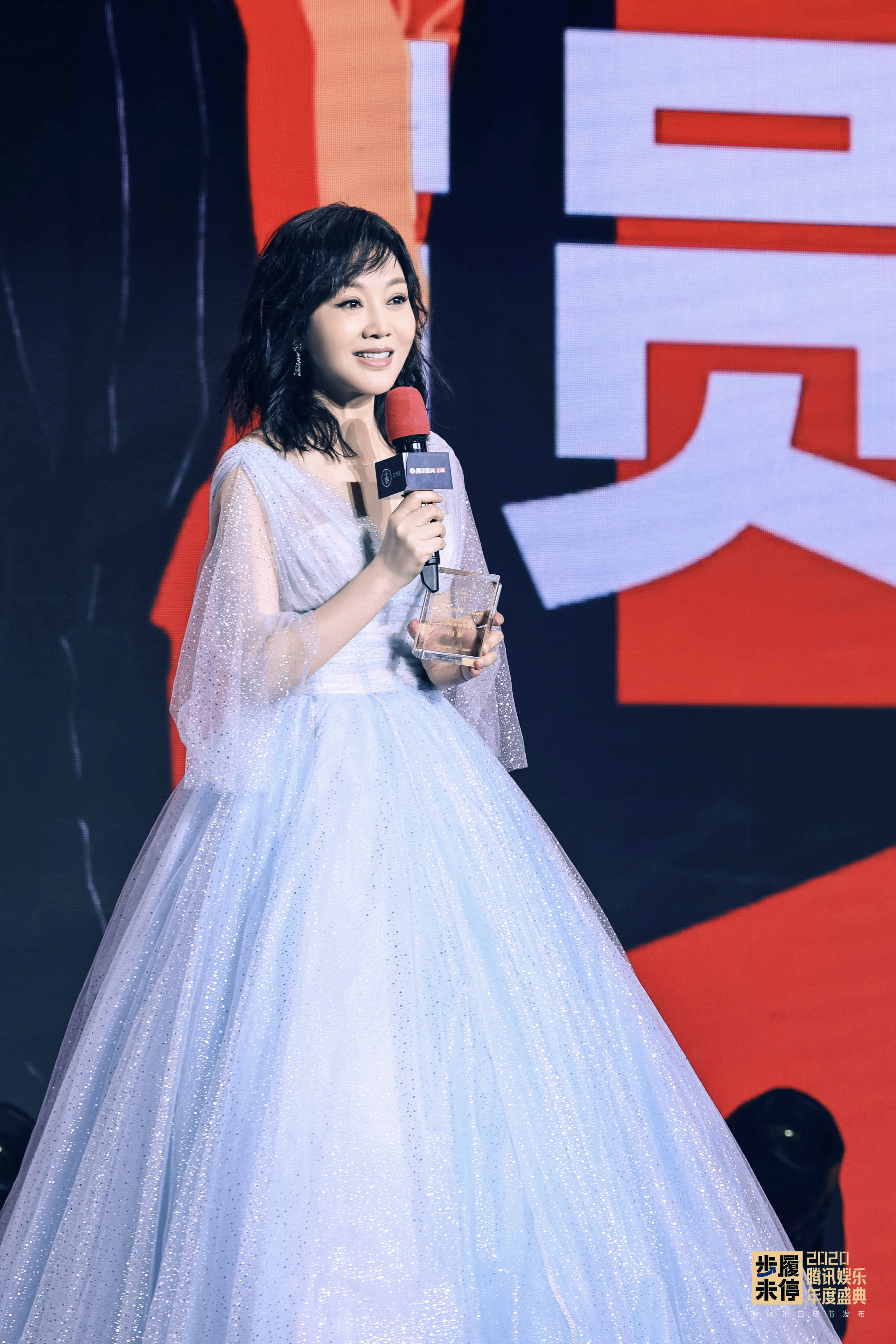 闫妮亮相腾讯娱乐年度盛典 斩获"年度电视剧女演员"