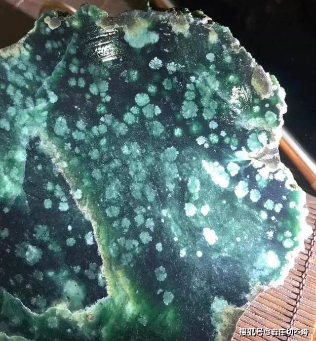 这图案太神奇了翡翠原石居然切出了松花蛋