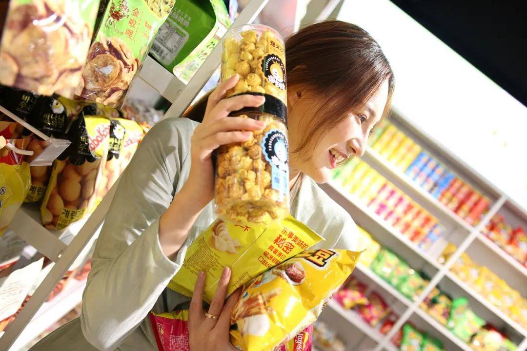 借助电商扶摇直上互联网下零食店铺如何玩出新花样