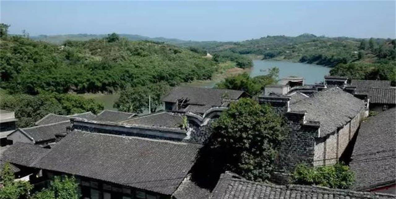 重庆深山里的神秘“豪宅”，花3450万元打造，却没有大门
