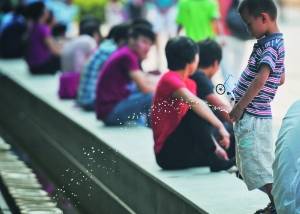 你们怎么看待小孩尿急的时候在绿化带里"解决"的现象?