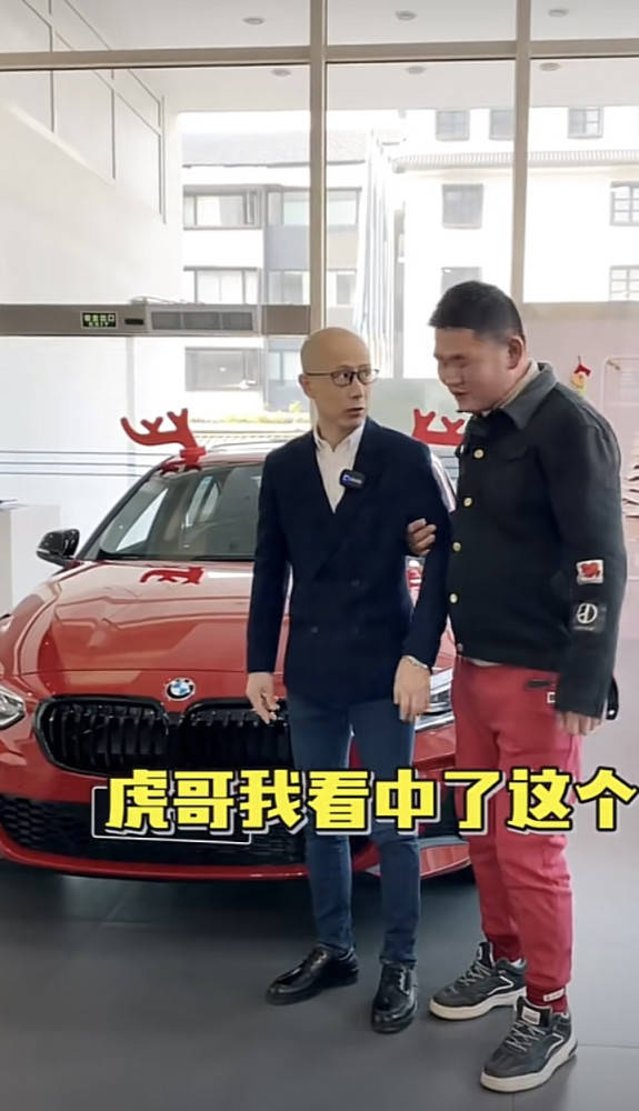 是主持人和演员后来进来短视频自媒体在很短的时间内就积累了两千多万