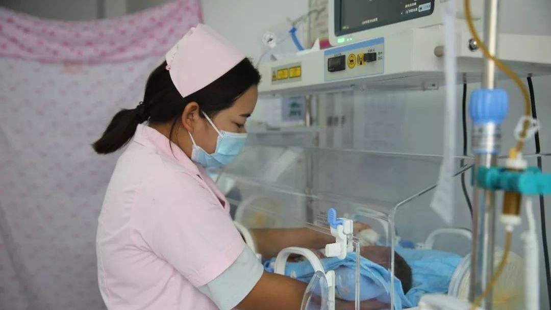 粗心护士忘关吹风机,刚出生宝宝"被截肢",妈妈:活不了了_孩子