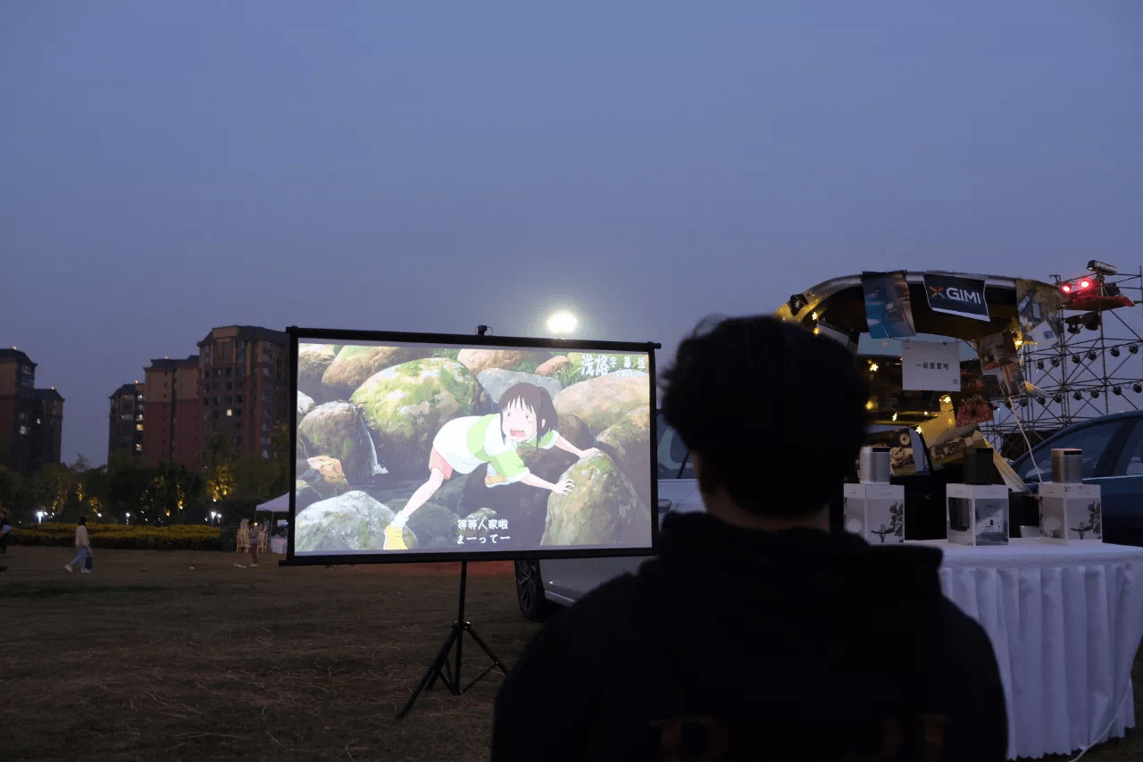 过年聚会户外轰趴必备便携投影点亮氛围灯