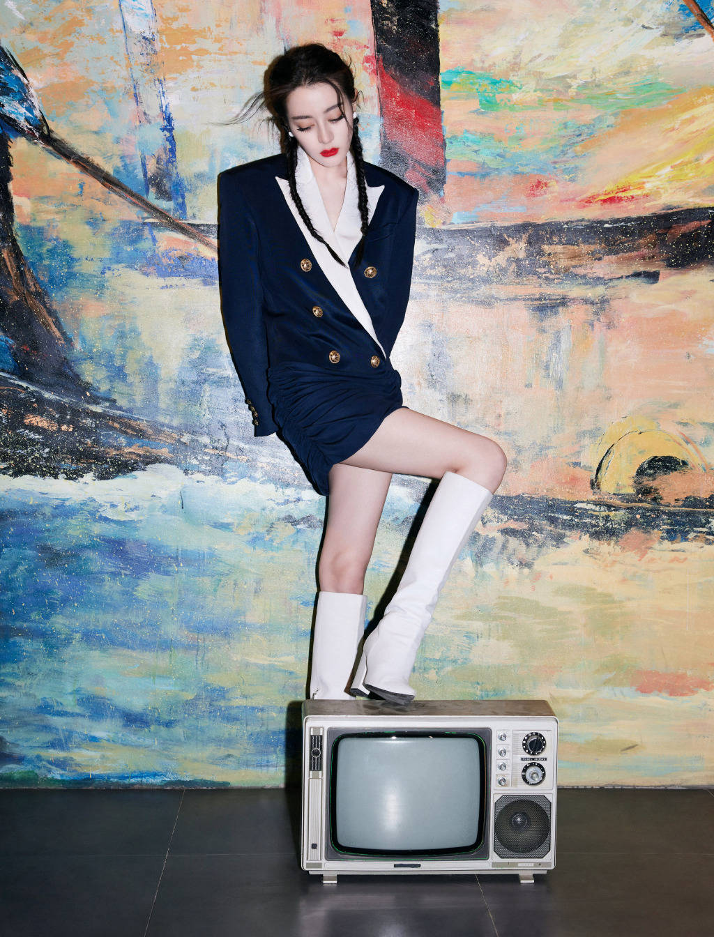 搜狐娱乐讯 1月13日,工作室晒出一组迪丽热巴美照,她身穿蓝色双排扣