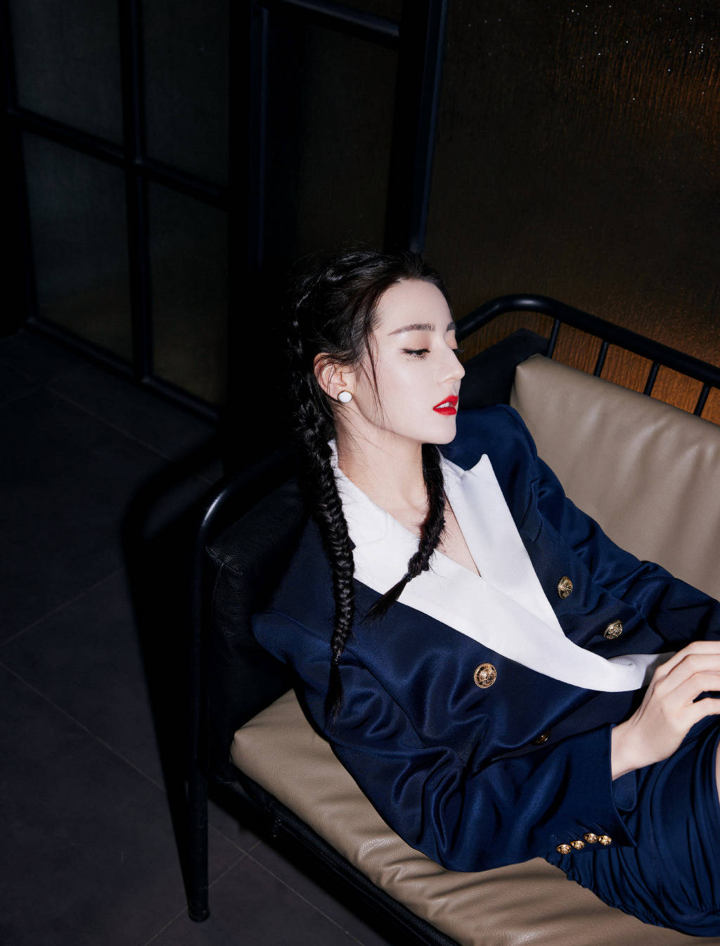 搜狐娱乐讯 1月13日,工作室晒出一组迪丽热巴美照,她身穿蓝色双排扣