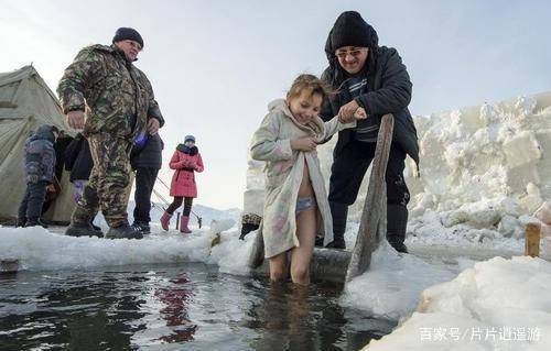俄罗斯最冷的天气零下70度，俄罗斯人却要这么玩，真是胆子太大了
