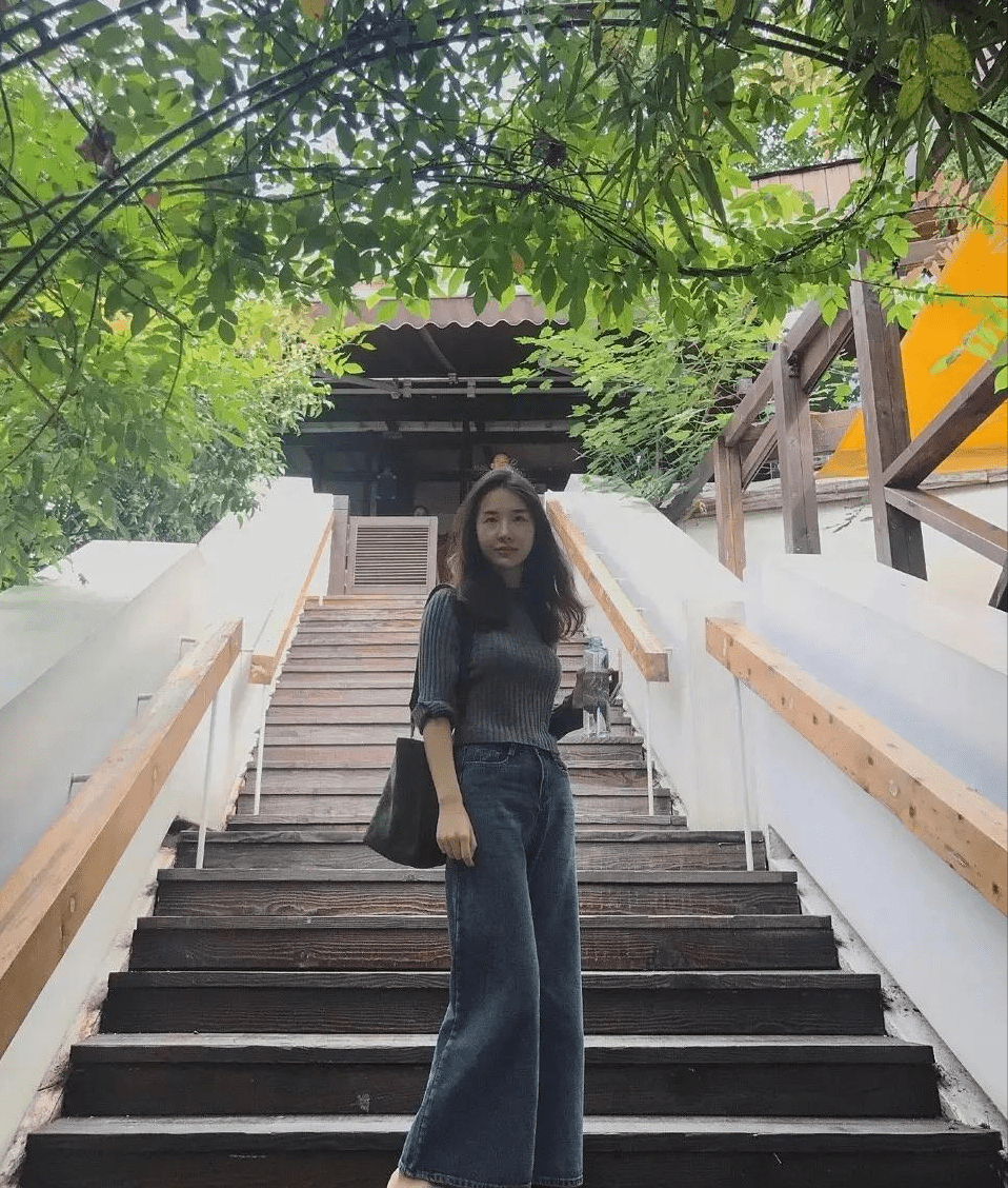 董花花和闺蜜一个忙着割粉丝韭菜吃相难看一个装贵妇卖假货