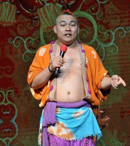 事业平淡,可感情却让人很羡慕,据悉程野的妻子叫郝莎莎,也是赵本山的