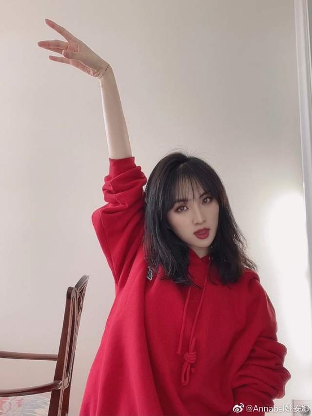 原创任正非小女儿官宣出道!姚安娜展露好身材,起点高过娱乐圈多数人