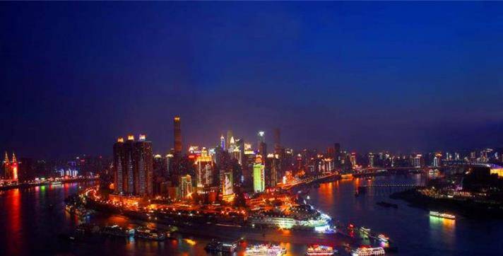 中国夜景最繁华的城市，不是香港和上海，而是这座魔幻之城
