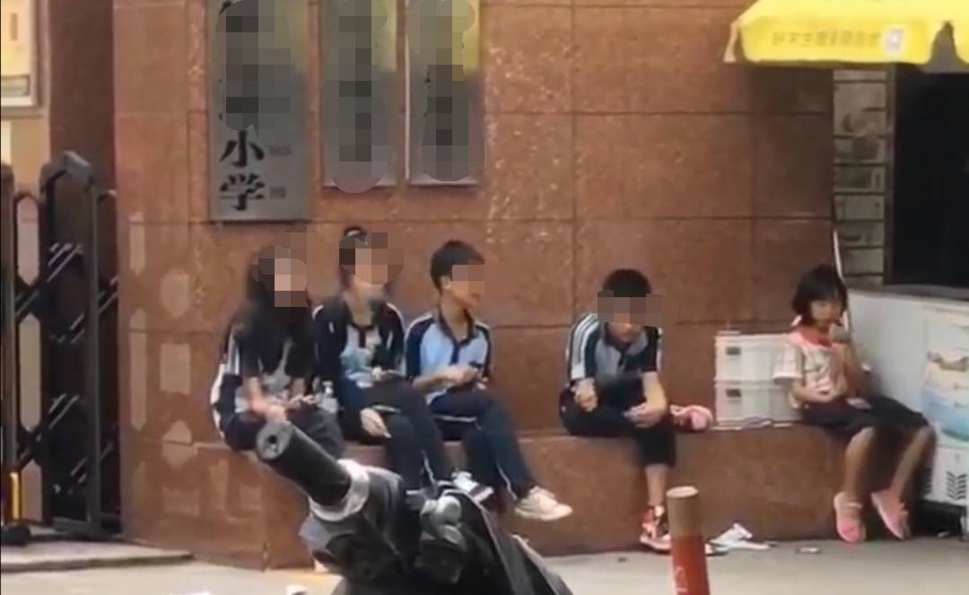 原創南寧2名少女坐在某小學門口抽菸,小學躺槍被批,二人實為初中生