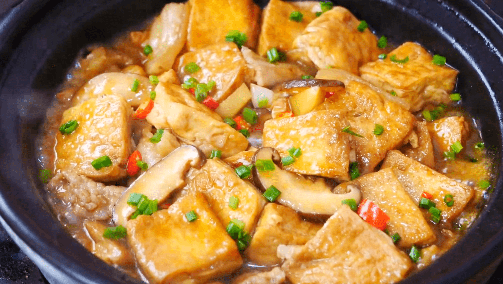 香菇炖豆腐越炖越好吃,做法简单,出锅香气四溢,汤汁配米饭也香