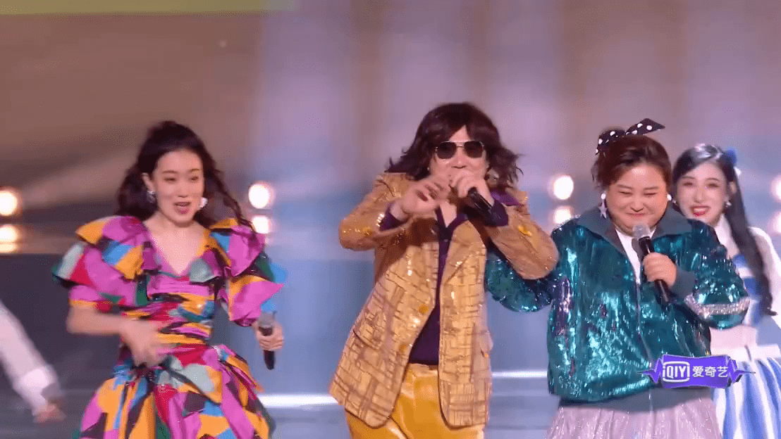 《路灯下的小姑娘》沈腾贾玲像跳广场舞,沈腾还差点摔一跤