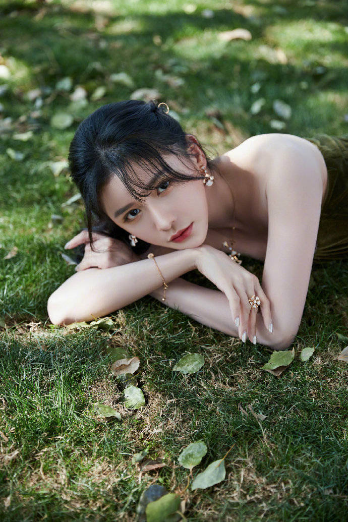 蔡卓宜一袭丝绒抹胸裙性感又优雅如同从森林中逃出的高贵公主