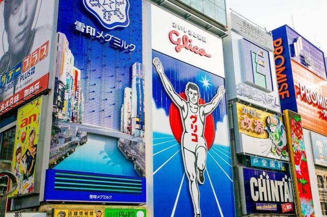 那个跑步者就是日本著名糖果点心江崎格力高公司的广告,意思是吃一块