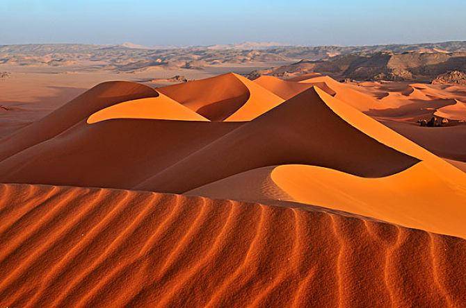 撒哈拉沙漠的沙子有多深？挖开沙子以后下面是什么？