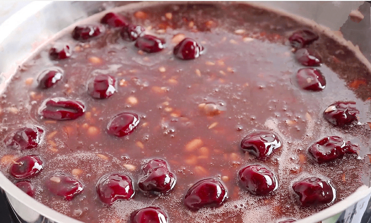 一道美味可口,色泽红亮的八宝粥就做好啦.