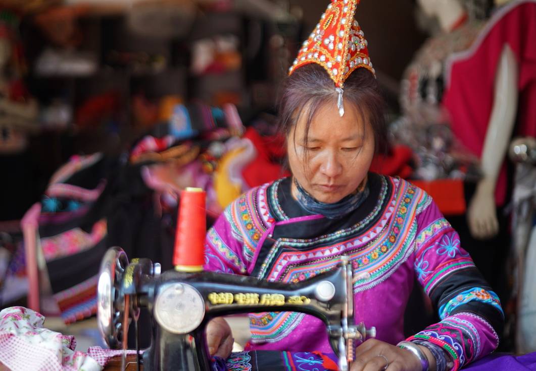 原创建水街头尼苏店守着彝族大妈绣娘梦心里藏着多彩民族情怀