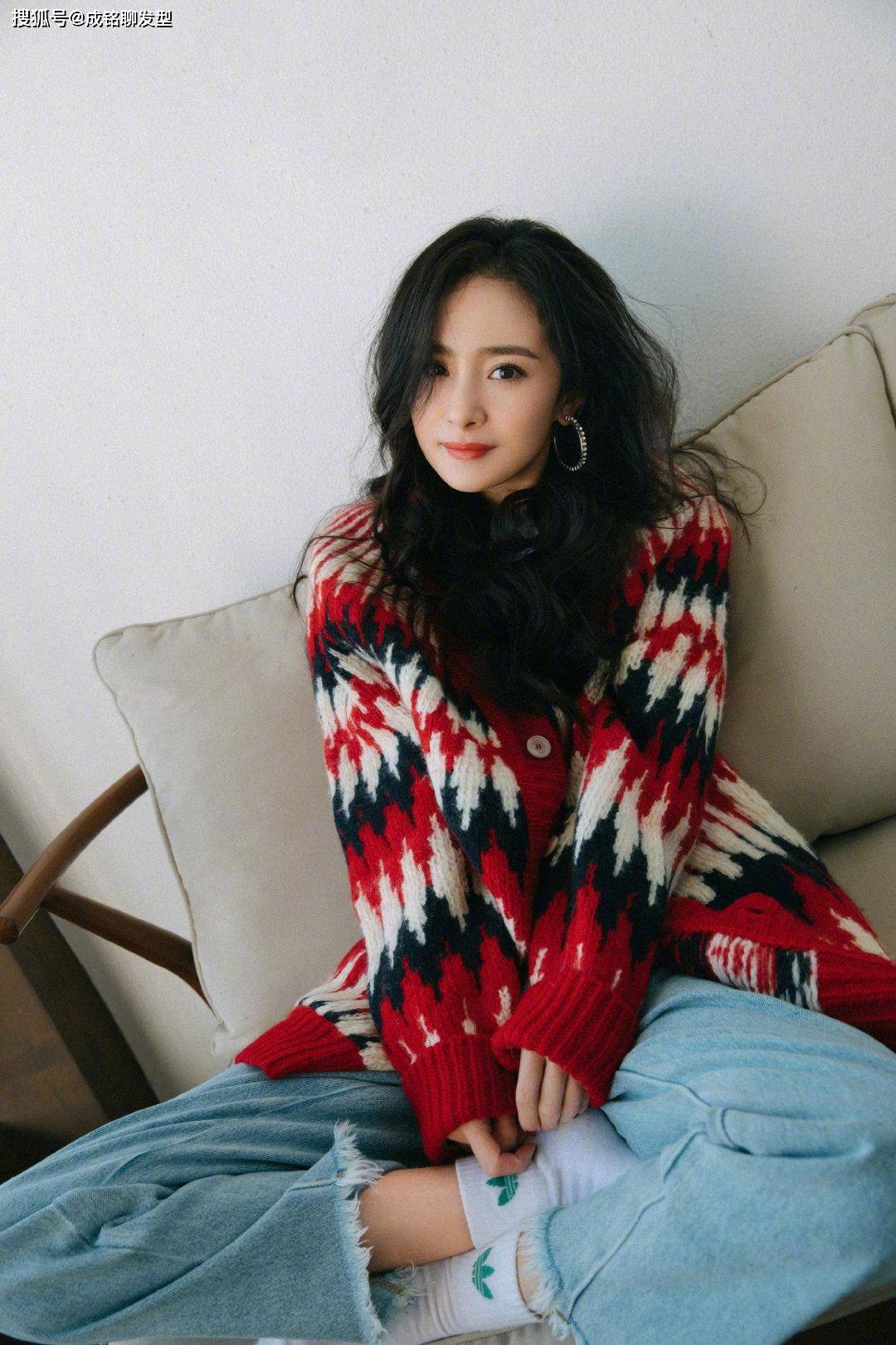 杨幂拍复古时尚大片,西装外套搭配阔腿裤,黄金闪片手套贵气十足