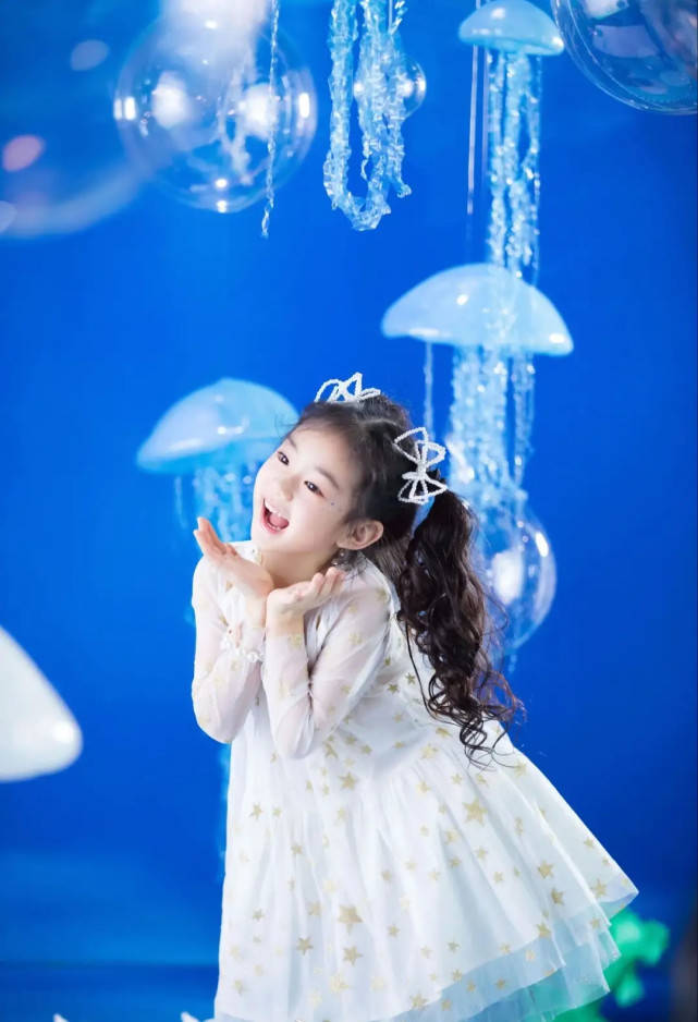 拍摄生日写真比小模特有范,和妈妈太相似_lucky