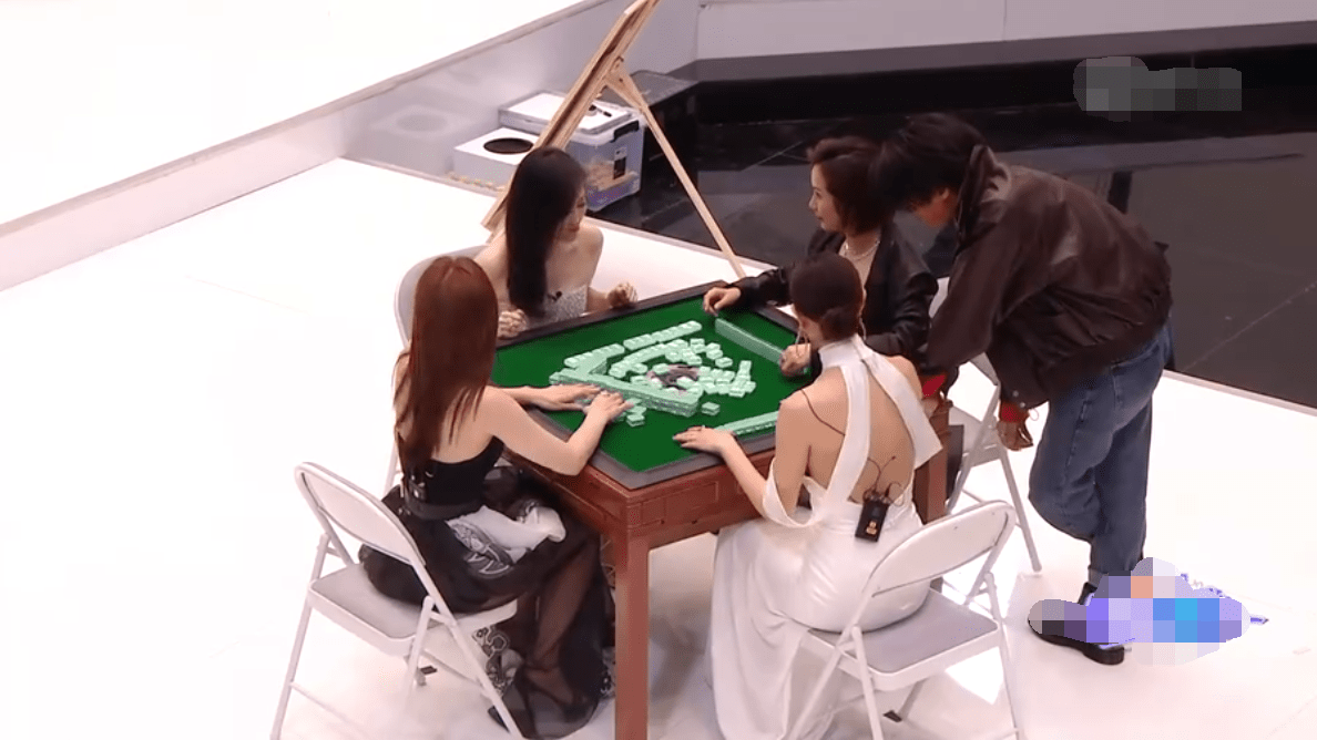 几位女神们简直是云淡风轻的吃着火锅打着麻将,丝毫不影响演出的心情