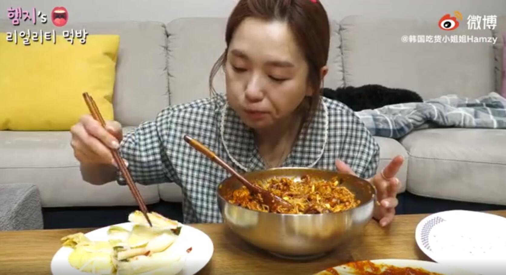 吃播网红hamzy翻车!点赞辱华言论遭群雄回怼!