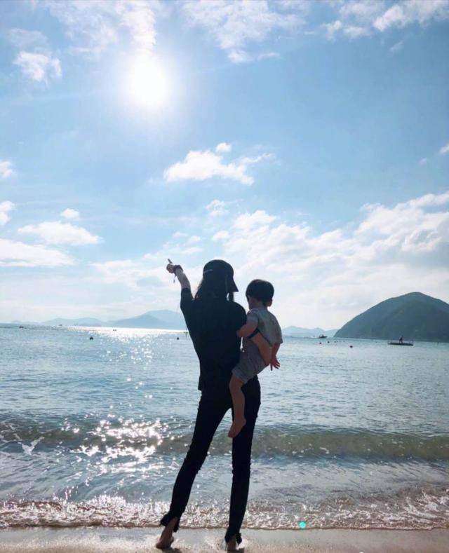 黄晓明凌晨为小海绵庆生 两个小表情生动可爱