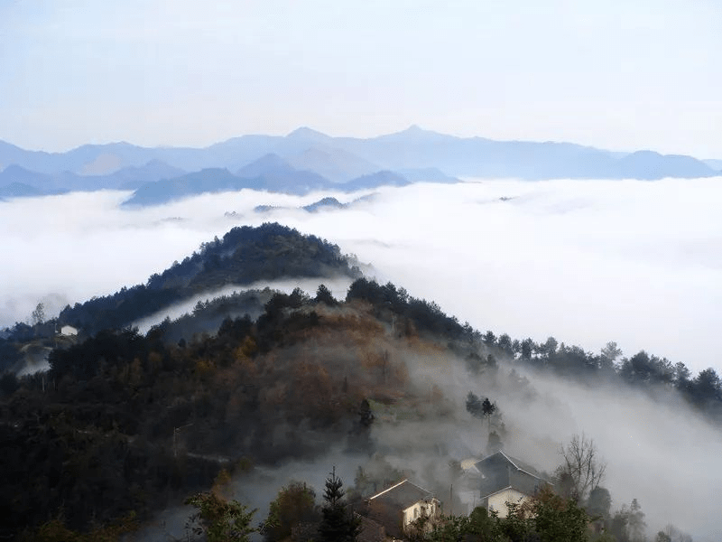 湖北地处三省交界处的景区，传说是女娲补天之地，距城区15公里