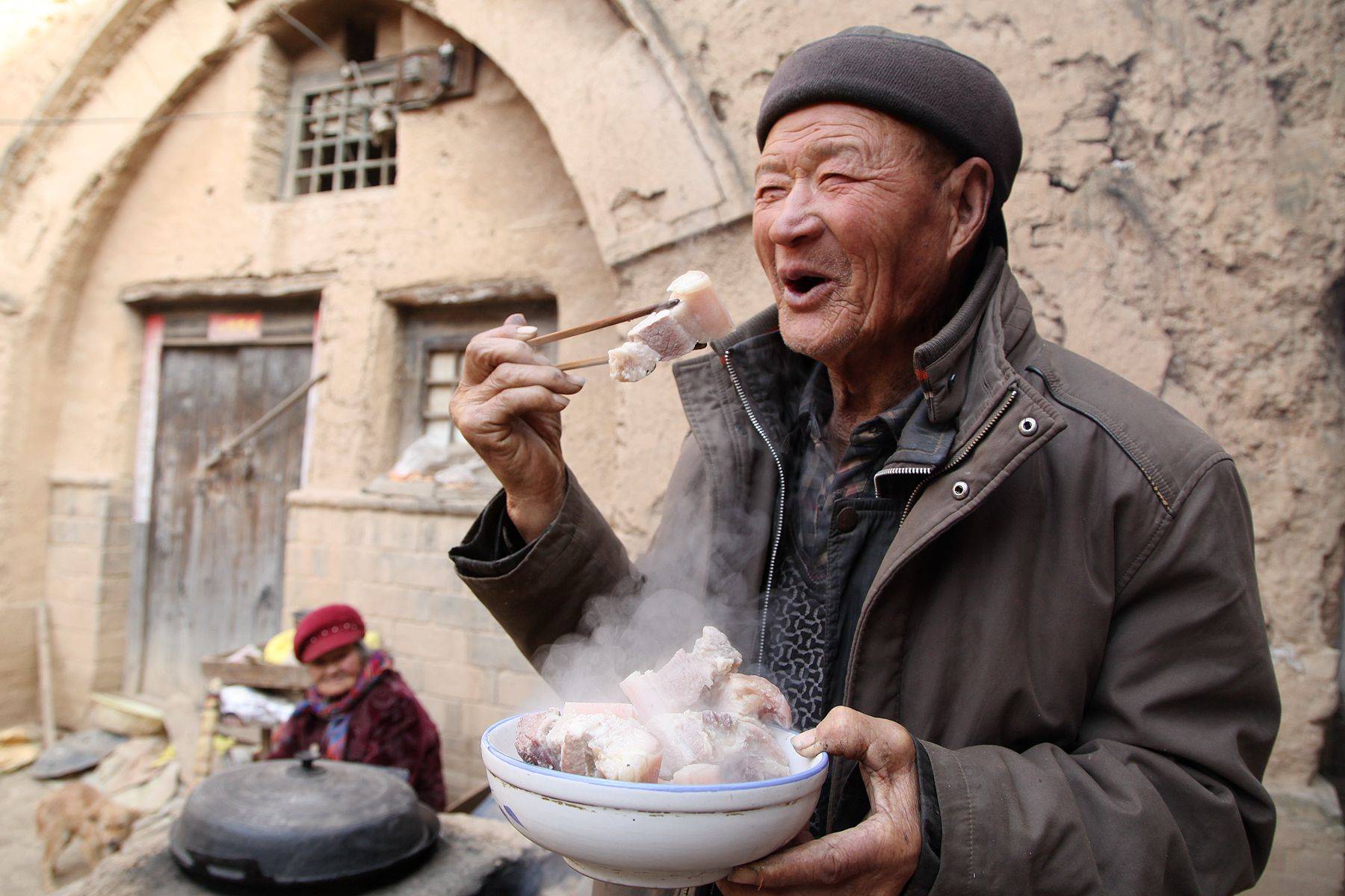 原创河南农村7旬大叔吃饭的大钵碗网友说是元青花看看啥样