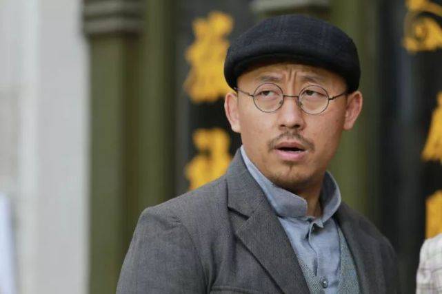 水花的父亲李老栓因为收了安家的彩礼,所以逼着水花和安永福结婚,但