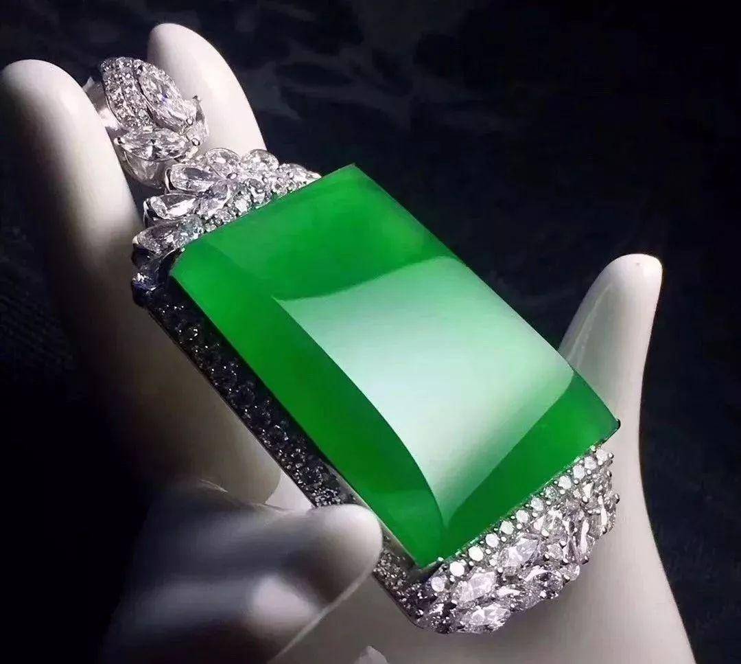 什么颜色的翡翠最好及影响翡翠绿色调的因素有哪些