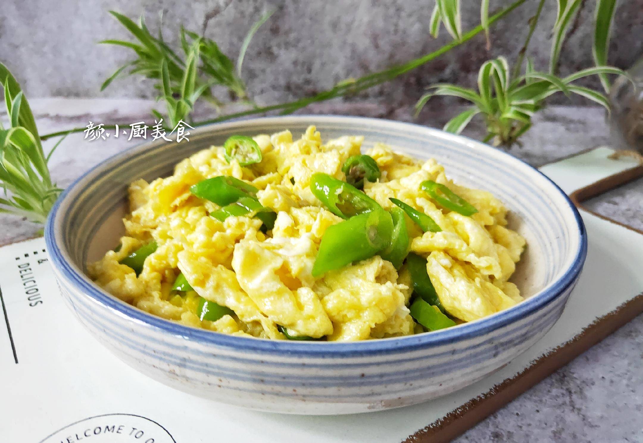 方式来做各种菜肴的配菜,那么,下面就给大家分享一道杭椒炒鸡蛋的做法