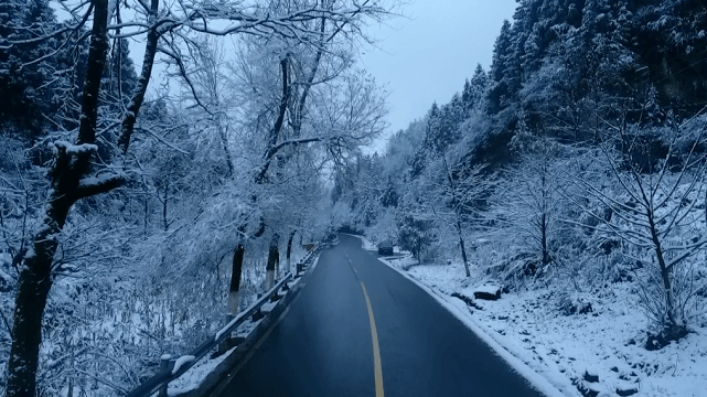 龙山：高海拔地区迎来降雪 雾凇冰凌宛如仙境