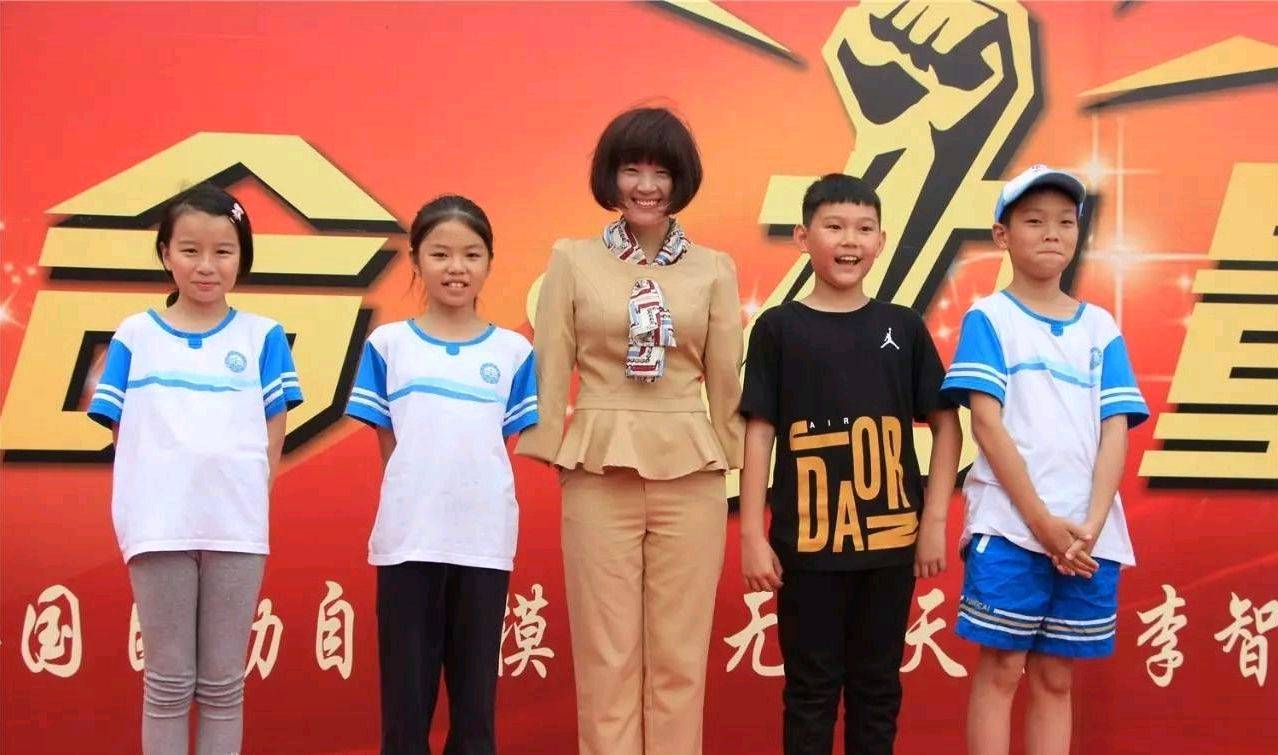 3个月大时失去双臂,靠双脚写字考上大学的内蒙古女孩,现状如何_李智华